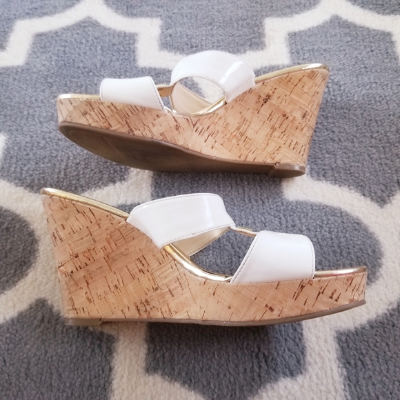 Marc Fisher "Wizard", White Patent & Cork Wedge Pl - Picture 7 of 11